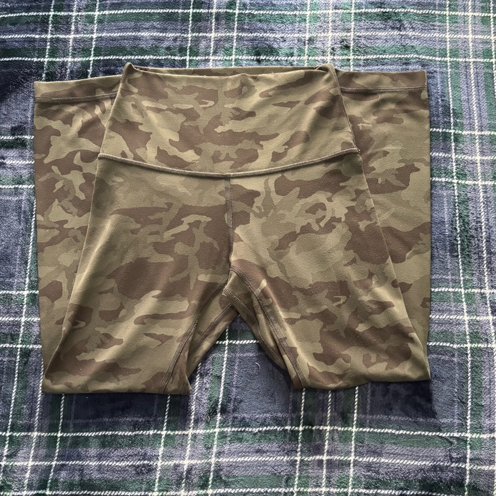 Lululemon camo Wunder Under leggings-size 2 - Picture 4 of 7
